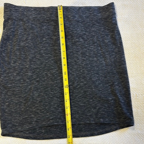 Divided H&M Women's Gray Strechy Skirt. Size L. - Picture 5 of 8